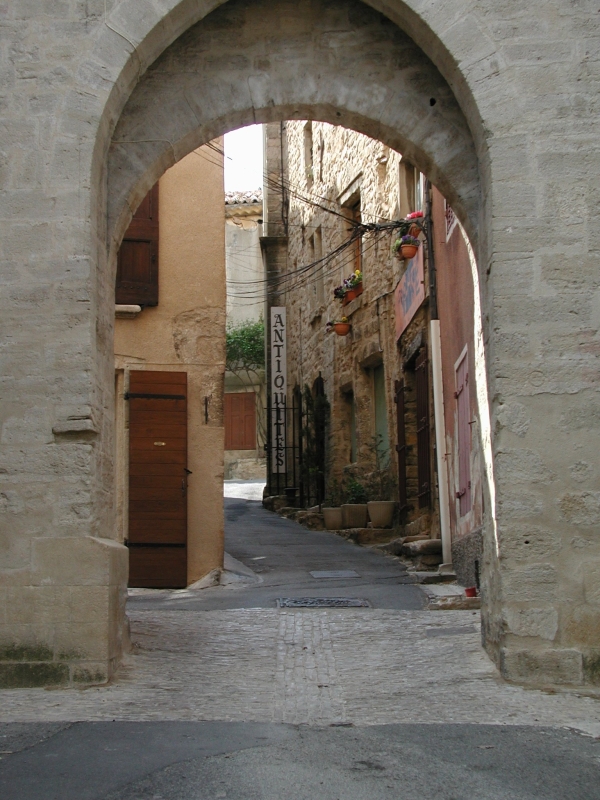 fr_spgm/gal/cucuron/arch.jpg