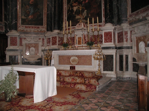 fr_spgm/gal/cucuron/inside_church.jpg