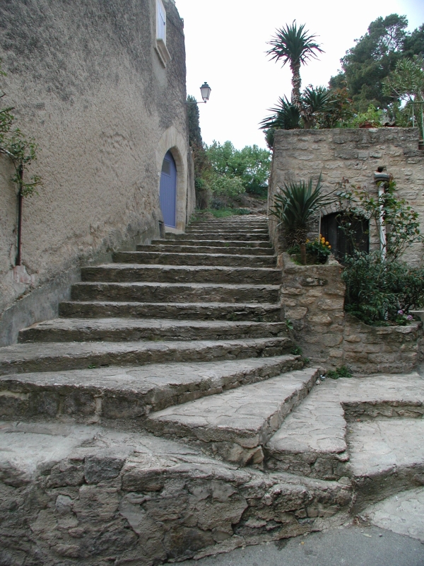 fr_spgm/gal/cucuron/steps_to_castle.jpg